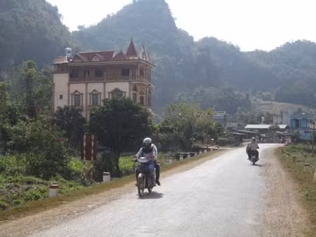 Sa Văn Cầu đi lại bằng xế hộp có khả năng chống đạn, trên xe trang bị nhiều vũ khí và có nhiều "đệ tử" được trang bị súng tiểu liên, lựu đạn đi sau bảo vệ. Vì vậy, việc xác định chỗ ở và bắt giữ hắn là cực kỳ khó khăn. Đường dây này chủ yếu vận chuyển heroin ra nước ngoài qua các đường mòn ở Lạng Sơn và tiêu thụ ma túy tổng hợp ở Bắc Ninh, Bắc Giang. (Ngôi nhà của ông trùm Sa Văn Cầu).