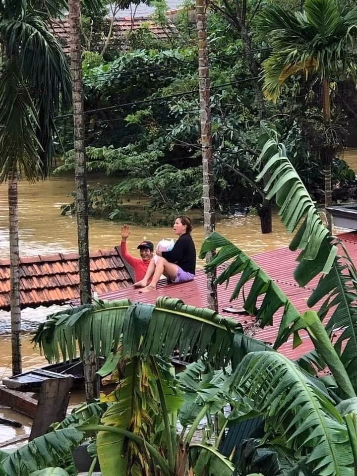 Người dân chỉ biết nước mắt lưng tròng nhìn dòng nước lũ trắng xóa cuốn phăng tất cả. 