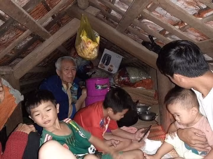 Tất cả đồ dùng và con người chỉ còn một không gian chật hẹp thiếu ánh sáng.