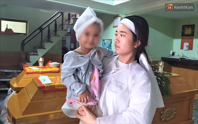  Đôi vợ chồng tử vong vì nước lũ, con gái 2 tuổi ngơ ngác trong đám tang: Chiều 12/10, tại làng Thanh Quýt 3 (xã Điện Thắng Trung, thị xã Điện Bàn, Quảng Nam), nơi anh Lê Tự Quốc (26 tuổi) và chị Lê Thị Hoài Sương (23 tuổi), vừa gặp nạn tử vong do dòng nước lũ. Tại đây, người thân cùng người dân trong xóm đang tất bật lo đám tang cho đôi vợ chồng xấu số. 2 chiếc quan tài chiếm gần hết diện tích ngôi nhà chật hẹp, cạnh đó bé gái 2 tuổi vẫn cười ngây ngô và liên tục đòi bú sữa mẹ.