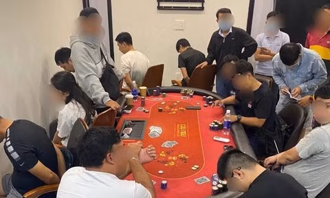  3. Phá sòng bạc poker trong khu Palm Residence cao cấp: Ngày 23/10, Công an Q.2, TP.HCM cho biết vừa triệt phá ổ đánh bạc có người nước ngoài trong căn hộ khu Palm Residence, phường An Phú. Công an đã tạm giữ hình sự 12 đối tượng, trong đó có 4 khách nước ngoài (1 người có quốc tịch Mỹ, 3 người Đài Loan - Trung Quốc). Test nhanh có 02 đối tượng dương tính với ma túy; thu giữ tang vật gồm: 60.000.000đ, 11 ĐTDĐ, 07 bộ bài Tây poker...