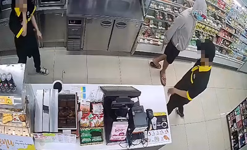  2. Bắt thanh niên dùng dao cướp Ministop: Ngày 23/10, Công an TP.HCM đã bắt được nghi phạm cầm dao, khống chế nhân viên ở Ministop (phường Tân Sơ Nhì, quận Tân Phú) cướp tài sản xảy ra vào tối 12/10. Theo đó, nam thanh niên là Phạm Ngọc Anh Tuấn (23 tuổi; tạm trú Phường Tân Sơn Nhì, quận Tân Phú). Tuấn đã xông vào cửa hàng trên tay cầm con dao khống chế hai nhân viên của cửa hàng cướp 2,5 triệu đồng rồi tẩu thoát.