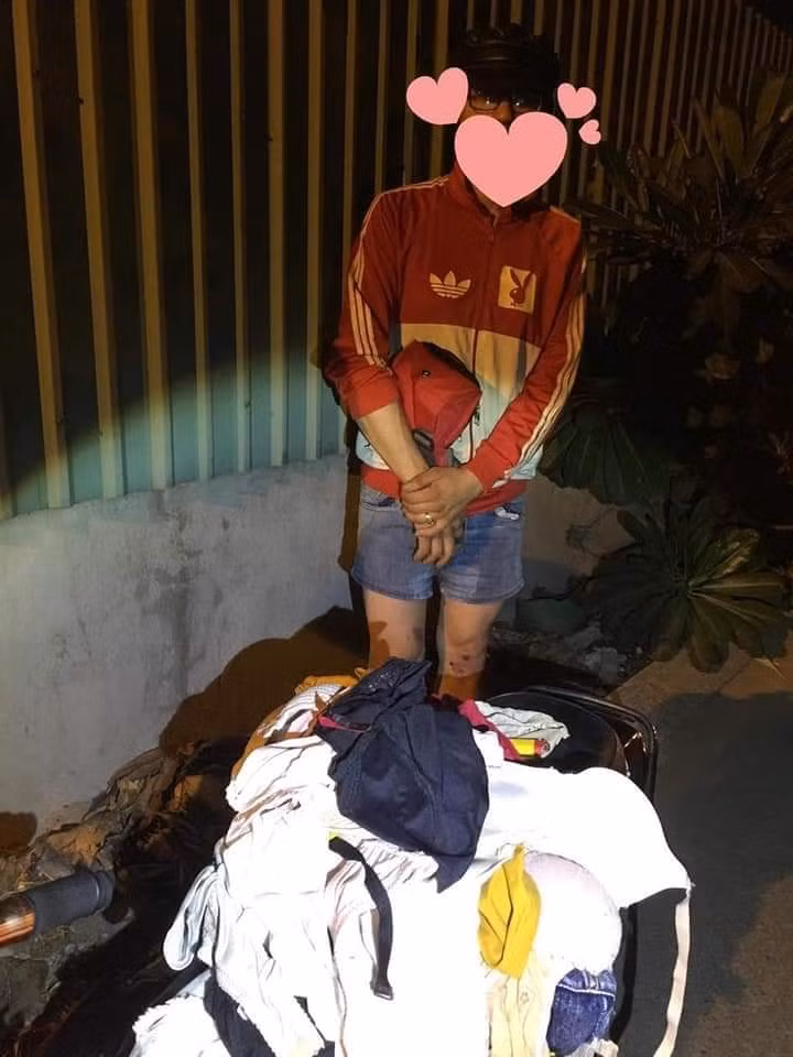 Khi bị bắt tại trận, nhiều người ngỡ ngàng khi phát hiện tang vật là rất nhiều quần áo lót phụ nữ đã bị đánh cắp. Thậm chí nam thanh niên này còn mặc luôn những vật phẩm mình trộm được lên người khiến ai nấy nhìn vào đều ngán ngẩm. 