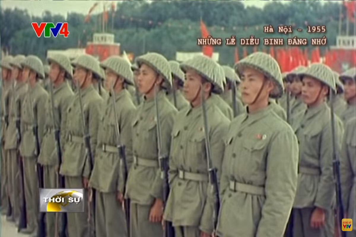 Và trong không khí cuộc duyệt binh lịch sử chắc ít ai để ý đến những khẩu súng trường Đức xuất hiện trong các đội tiêu binh cũng như các khối cán bộ chiến sĩ tiến qua lễ đài tại Quảng trường Ba Đình. Hình ảnh một đội tiêu binh của Quân đội Nhân dân Việt Nam trong lễ duyệt binh đầu tiên. Nguồn ảnh: VTV.