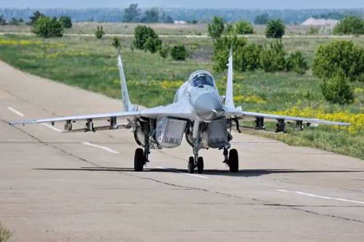 Việc tích hợp thêm bình xăng để tăng tầm bay khiến chiếc lưng của MiG-29SMT nhô lên.