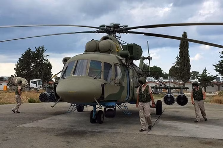 Trên Mi-8AMTSh-VN được trang bị đài quan sát với các kênh hồng ngoại và ảnh nhiệt cùng radar bắt bám địa hình.