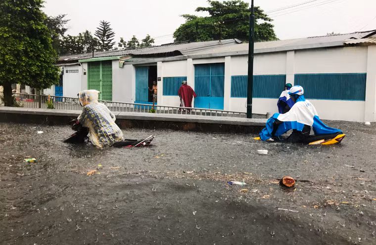 Tại TPHCM và các khu vực như An Giang, Kiên Giang, phía bắc Cà Mau có mưa vừa, mưa to kèm giông gió mạnh.