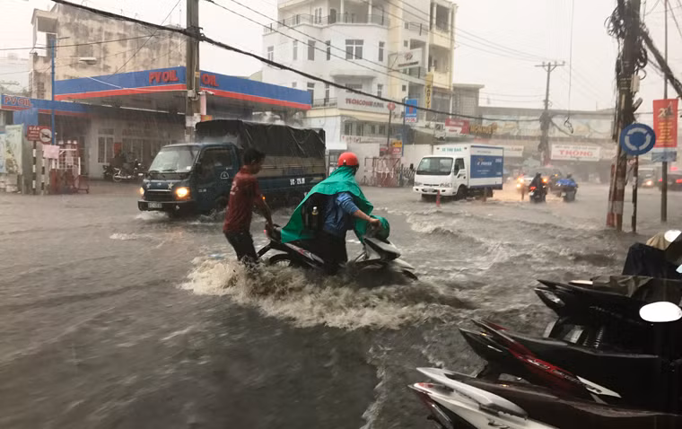 Nhiều xe máy bị té ngã, cuốn trôi cả người và phương tiện nhưng may mắn người bị nạn đã được người dân địa phương ứng cứu.