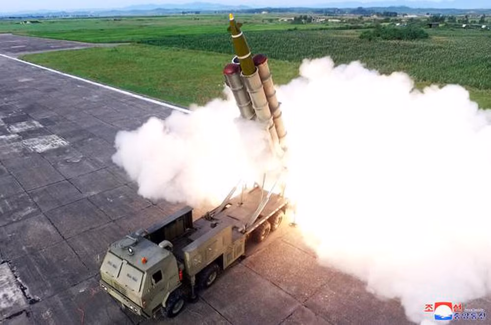Theo hãng tin KCNA, động thái của Bình Nhưỡng nhằm kiểm tra các tính năng chiến lược và kỹ thuật của "bệ phóng tên lửa đa nòng khổng lồ". Nó được thử nghiệm nhiều lần kể từ tháng 8 năm ngoái - do đích thân nhà lãnh đạo Kim Jong-un giám sát - trước khi triển khai thực tế.