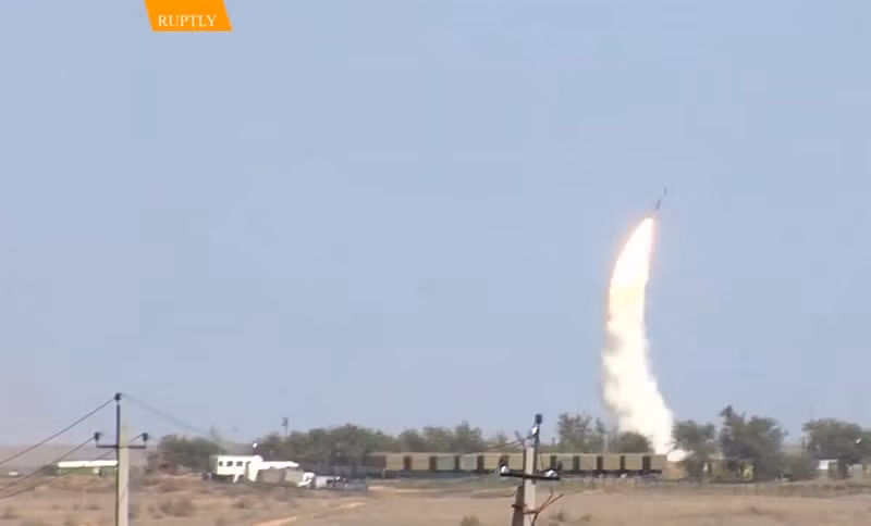 Cùng tham gia diễn tập với S-400 còn có đài radar Nebo-U, tổ hợp pháo - tên lửa phòng không Pantsir-S1. Trong diễn tập, radar Nebo-U đã được sử dụng để xác định các vụ phóng tên lửa từ khoảng cách 350km. Sau khi phát hiện mục tiêu, thông tin được chuyển về trung tâm chỉ huy (với tốc độ của thời gian thực) để triển khai chiến đấu.