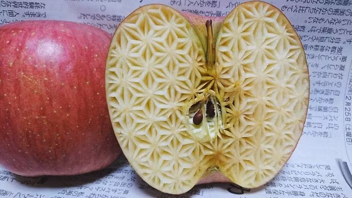 Nhiều người tỏ ra tiếc hùi hụi và cho rằng nếu họ tự tay làm ra một tác phẩm điêu khắc cầu kỳ như thế này, chắc chắn họ sẽ không nỡ ăn dù chỉ một miếng. (Nguồn Bored Panda)