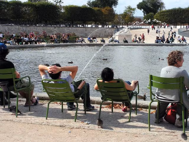 Khoảnh khắc hài hước khi người đàn ông ngả lưng đúng vị trí của vòi phun nước và bị chụp trộm bởi một người tinh quái phía sau. (Nguồn Sina)