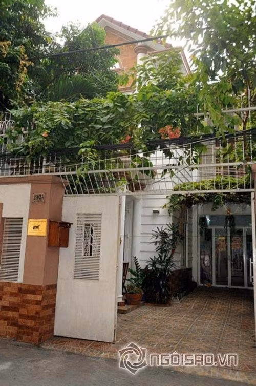 Ngôi nhà được bao phủ bởi những tán cây xanh và màu trắng chủ đạo mang đến một cảm giác thoáng mát, dễ chịu.