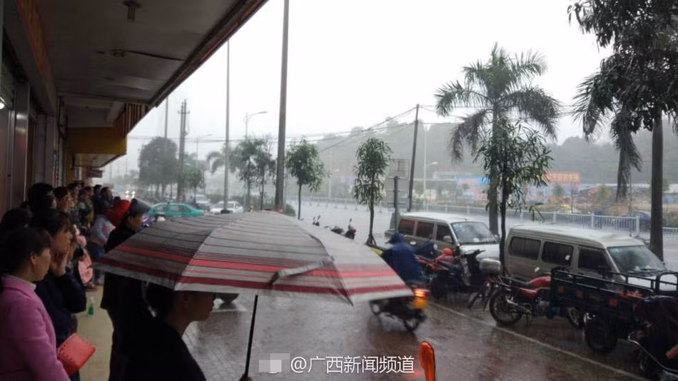 Được biết, khi người dân địa phương phát hiện hành động kỳ lạ của hai vợ chồng, họ đã gọi điện cho cảnh sát và đội cứu hộ. Ngay sau khi đến hiện trường, trời mưa tầm tã.