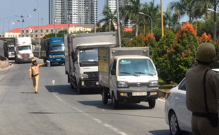 Nhiều xe tải bị bắn tốc độ khi đổ dốc cầu và đã bị CSGT lập chốt phía trước chặn dừng để kiểm tra xử lý.