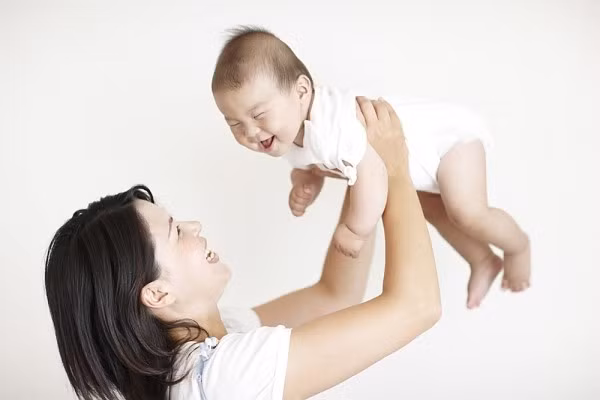 Phản xạ bước đi. Khi được người lớn xốc nách, đỡ đứng thẳng và để cho chân bé chạm một bề mặt nào đó, phản ứng của bé luôn là: kiễng chân - nhấc chân lên như muốn bước, thậm chí bé có thể bước đi từng bước một, hân nọ nối tiếp chân kia theo người lớn. Đây chỉ là một phản ứng thông thường của các bé, phản xạ này không có khả năng dự báo sớm ngày biết đi thực sự của trẻ.