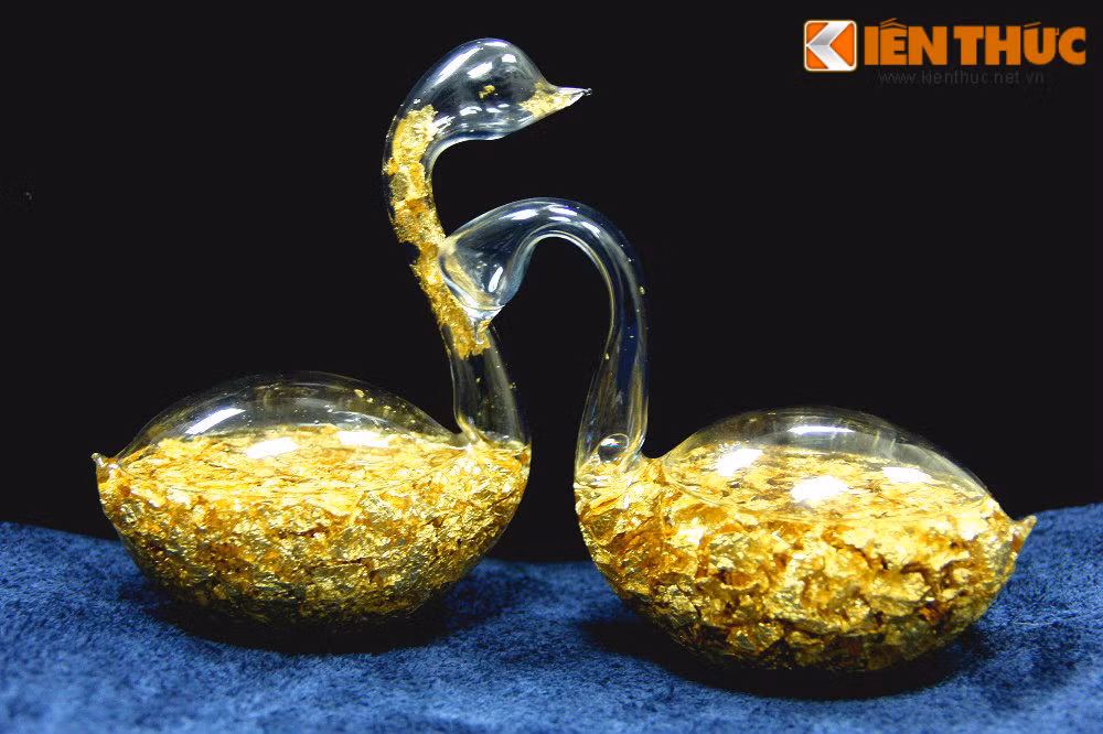 Loài chim thiên nga là một loài chim cao quý bởi vì chúng thường kết đôi với nhau cho đến suốt đời. Vì vậy loài chim này là biểu tượng cho hạnh phúc lứa đôi trọn vẹn và sự chung thủy trong tình yêu và hôn nhân. Do đó, cặp thiên nga pha lê chứa vàng là một món quà không thể bỏ qua dịp 8/3.