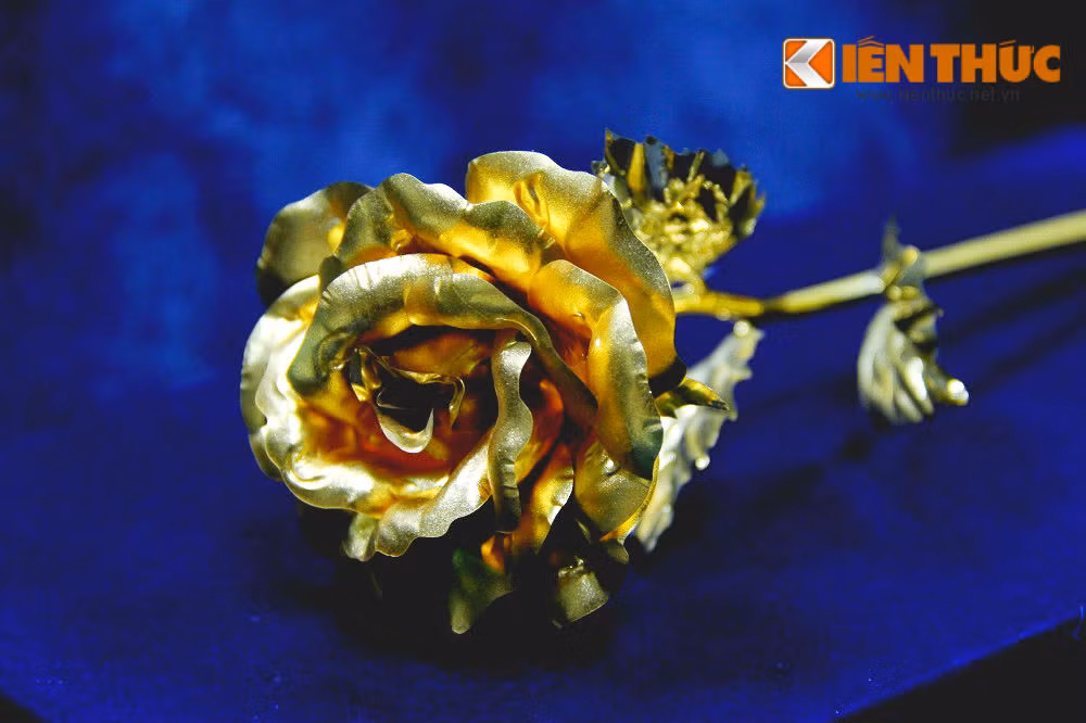 Những bông hoa hồng mạ vàng nhìn hết sức sống động, tinh tế đến từng chi tiết.