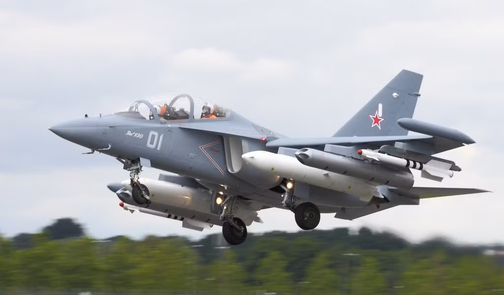 Hiện tại Yak-130 không chỉ được sử dụng làm máy bay huấn luyện mà còn trong vai trò cường kích hạng nhẹ, khi chiếc phi cơ có thể sử dụng cả rocket không điều khiển hạng nhẹ S-8 hay loại S-13 và S-25OFM nặng hơn nhiều.