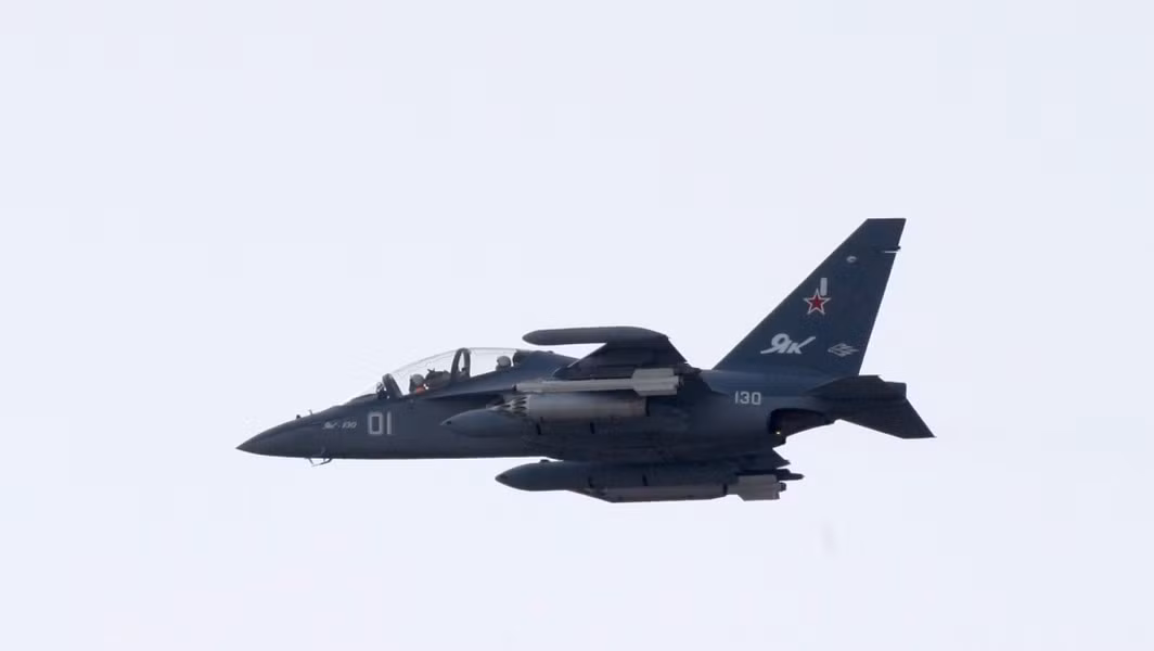 Tập đoàn chế tạo máy bay Thống nhất (UAC) cho biết, Yak-130 có ưu điểm lớn nhất là khả năng cơ động tuyệt vời và hệ thống điện tử hàng không hiện đại, mang đặc trưng của những chiến đấu cơ thế hệ mới nhất.