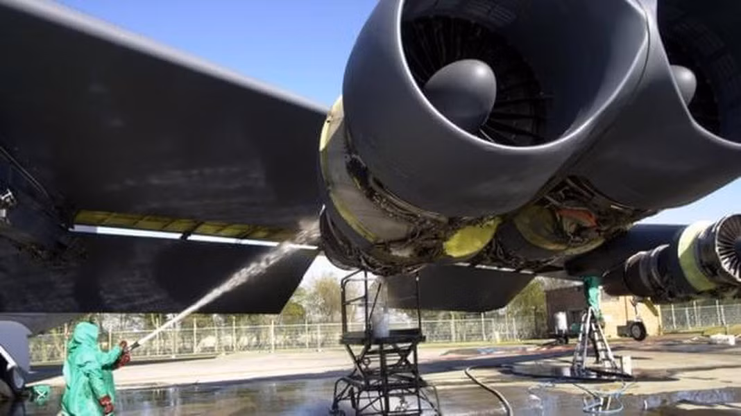 "F-130 có hiệu suất tiêu thụ nhiên liệu vượt xa động cơ hiện nay, cho phép tăng tầm bay và giảm yêu cầu về máy bay tiếp dầu", Rolls-Royce cho biết trong thông cáo sau khi nhận hợp đồng.