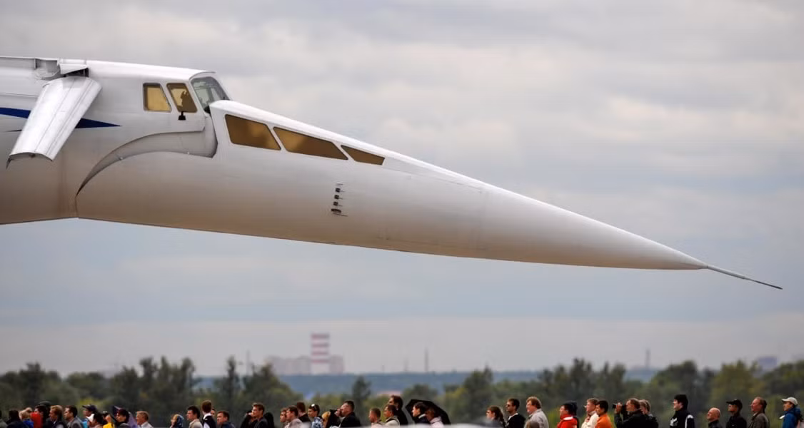 Tu-144 có hai chiếc cánh nhỏ, được gọi là “con vịt”, thiết kế hai bên phần đầu của máy bay, có chức năng làm giảm tốc độ bay và giữ ổn định cân bằng cho máy bay khi cần thiết – đây là điều mà Concorde không có.