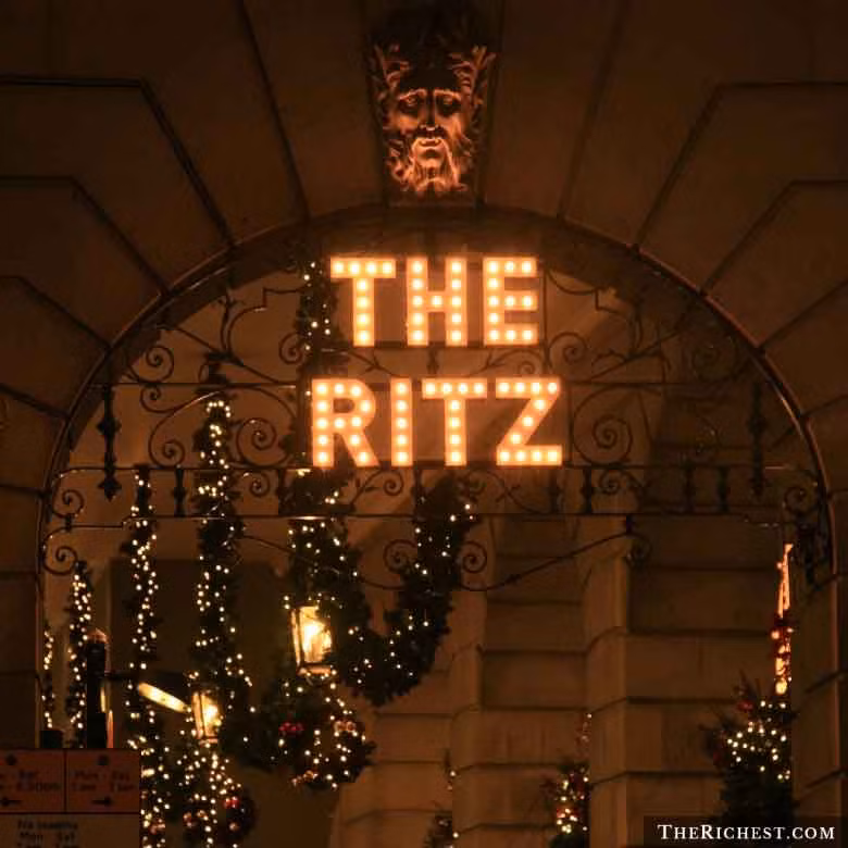 Các nhà thiết kế tàu đã lấy khách sạn hạng sang Ritz ở London để làm cảm hứng đóng con tàu sang trọng này.