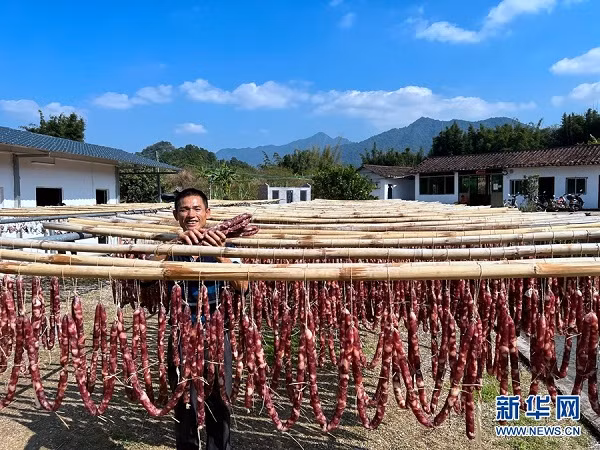 Những hàng thịt ba chỉ xếp ngay ngắn trên chõng tre, tỏa ra mùi hương mang đậm vị Tết.