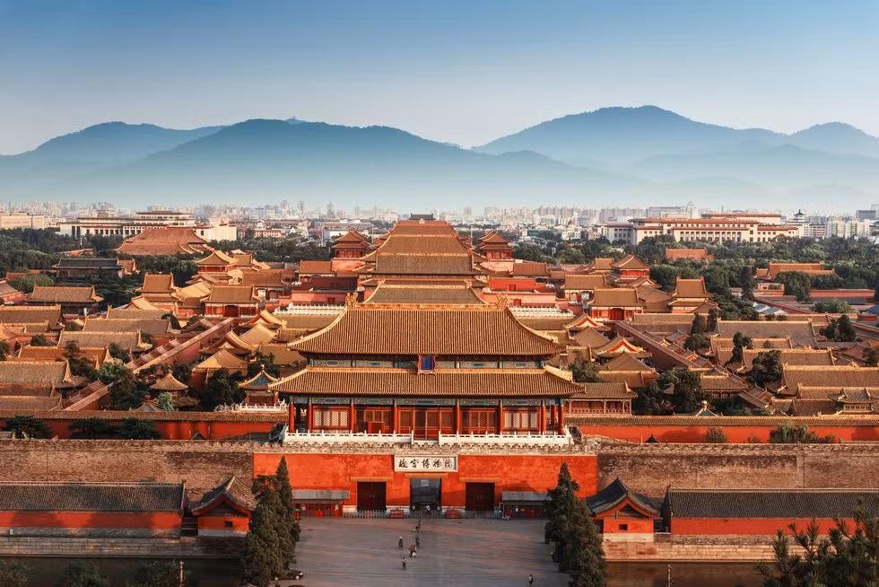 Tử Cấm Thành ở Bắc Kinh, Trung Quốc trải dài hơn 700.000 m2, là cung điện hoàng gia mang tính biểu tượng. Hơn 1 triệu người đã tham gia xây dựng cung điện này từ năm 1406 - 1420. Tử Cấm Thành từng là "trụ sở" của hai triều đại nhà Minh và nhà Thanh, cho đến khi Hoàng đế Phổ Nghi thoái vị vào năm 1912. Được UNESCO công nhận là Di sản Thế giới vào năm 1987, khu phức hợp hiện hoạt động như một bảo tàng với hơn 10.000 tác phẩm nghệ thuật vô giá của Trung Quốc.