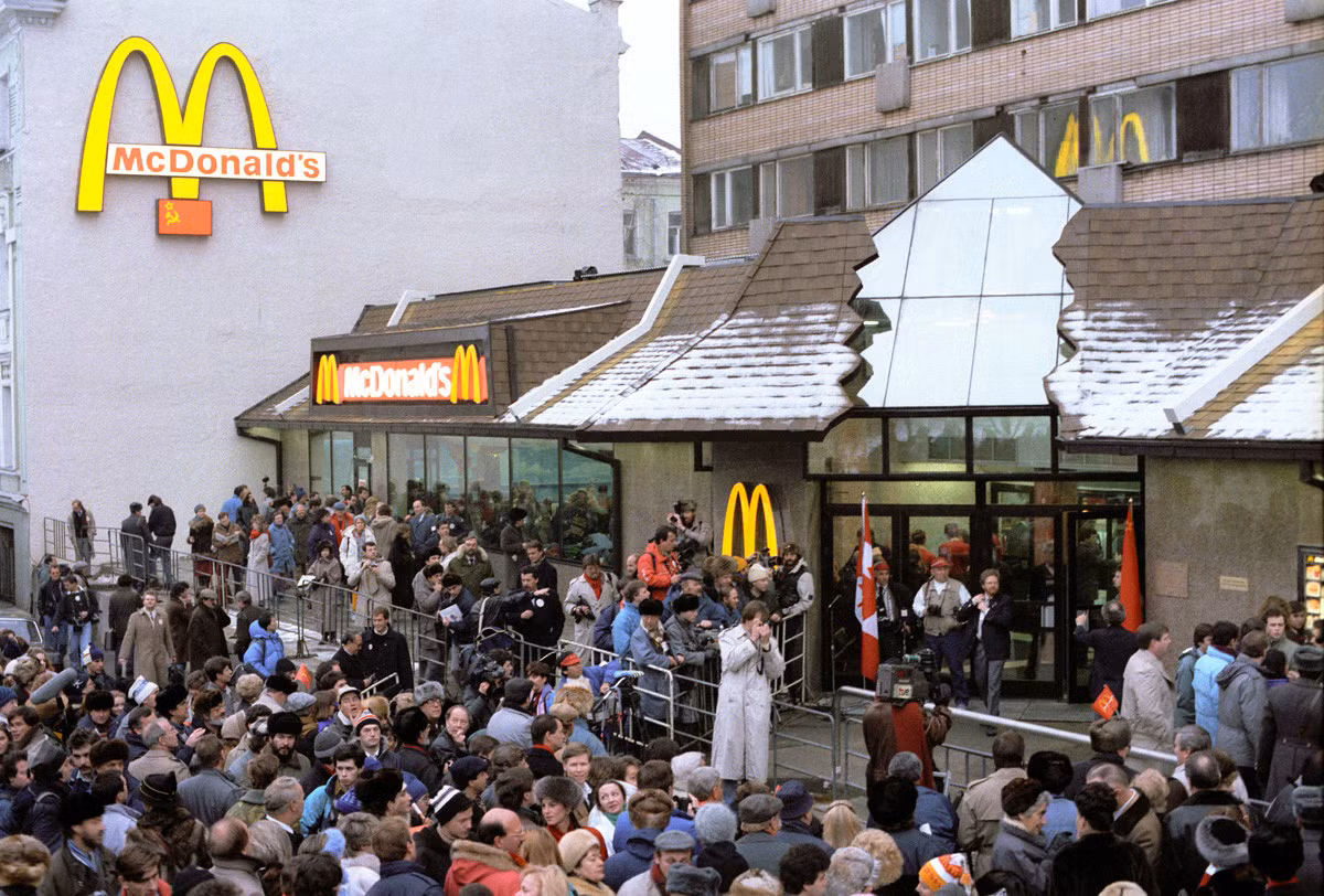 Con số kỷ lục mọi thời đại của một nhà hàng McDonald thuộc về một cửa hàng có trụ sở tại Moscow. Theo đó, trong ngày khai trương vào năm 1990, nhà hàng đã phục vụ hơn 30.000 người, một kỷ lục vẫn không bị phá vỡ trên toàn thế giới. Đây cũng là nhà hàng được ghé thăm nhiều nhất trong năm 2008 khi phục vụ tới 2,8 triệu lượt khách.