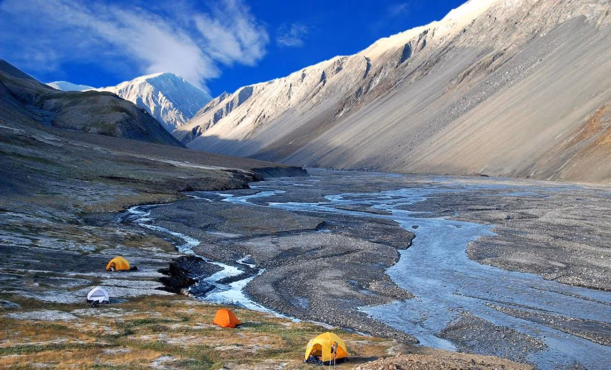 Một thành phố khác ở Canada là Nunavut cũng có khoảng hai tháng mặt trời hoạt động "hết công suất", chiếu sáng cả ngày lẫn đêm.