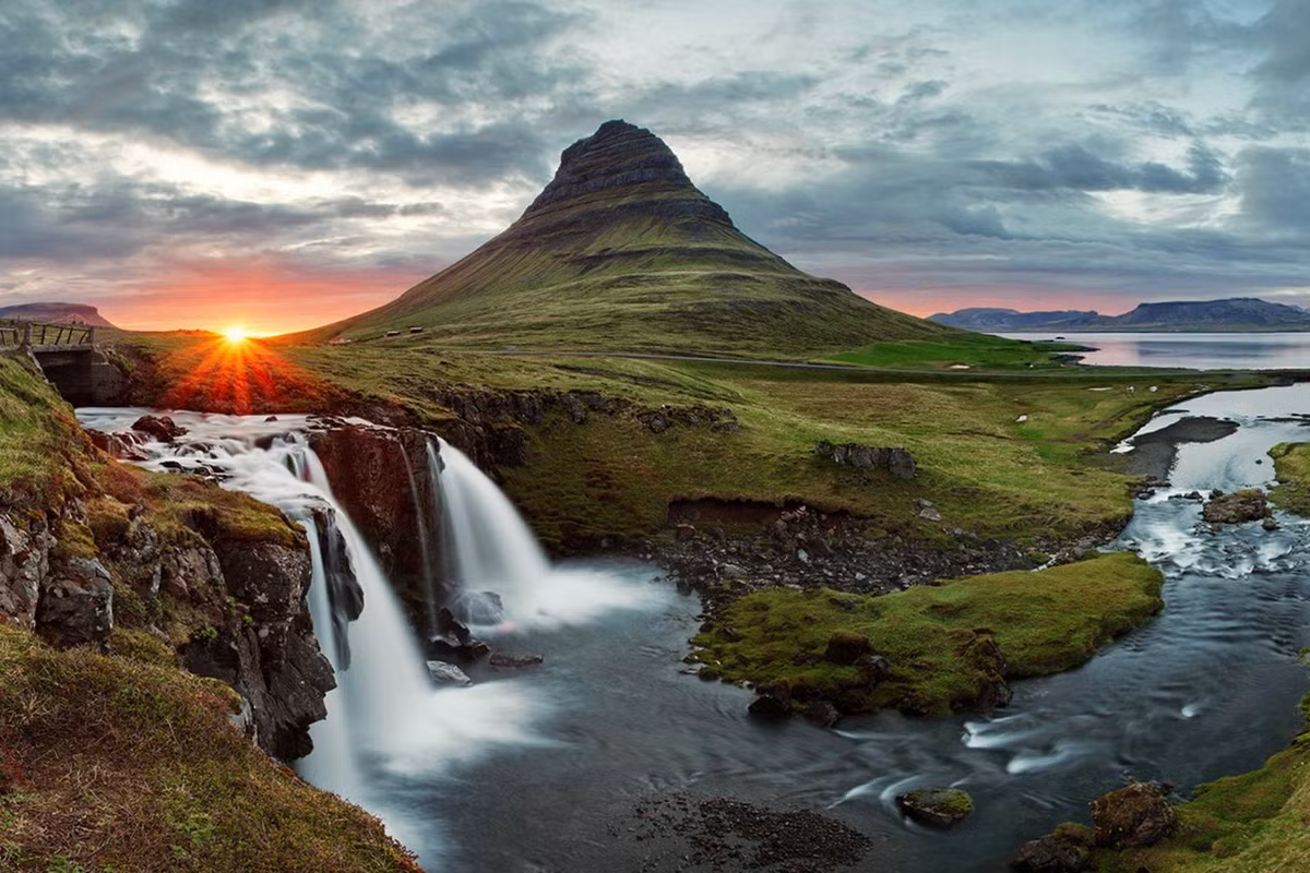 Một điều đặc biệt tại Iceland là vào tháng 6 hàng năm, mặt trời ở quốc gia này sẽ không lặn, ban đêm cũng sáng như ban ngày.