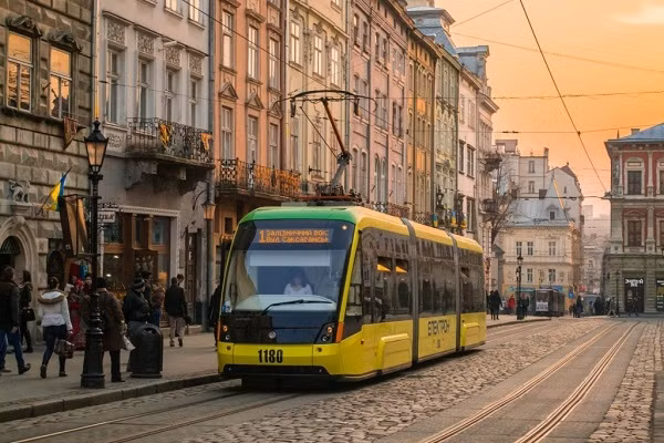 Giao thông vận tải ở Ukraine khá phát triển với mức chi phí khá rẻ. Người dân chỉ phải trả khoảng 8 UAH (hơn 6.000 đồng) để đi xe buýt hoặc xe điện.