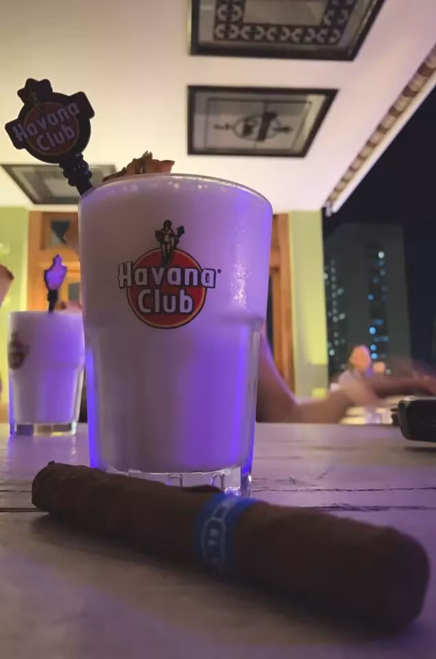 Tại các quốc gia khác, xì gà là thú vui xa xỉ của giới thượng lưu nhưng tại Cuba, chúng lại phổ biến trong mọi tầng lớp xã hội.