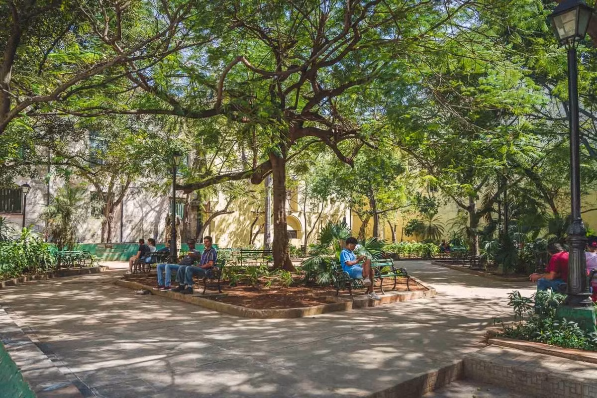 Việc truy cập internet ở Cuba bị quản lý rất chặt chẽ. Nếu muốn lên mạng, người dùng sẽ phải đến một số điểm phát sóng nhất định và trả tiền cho nó.