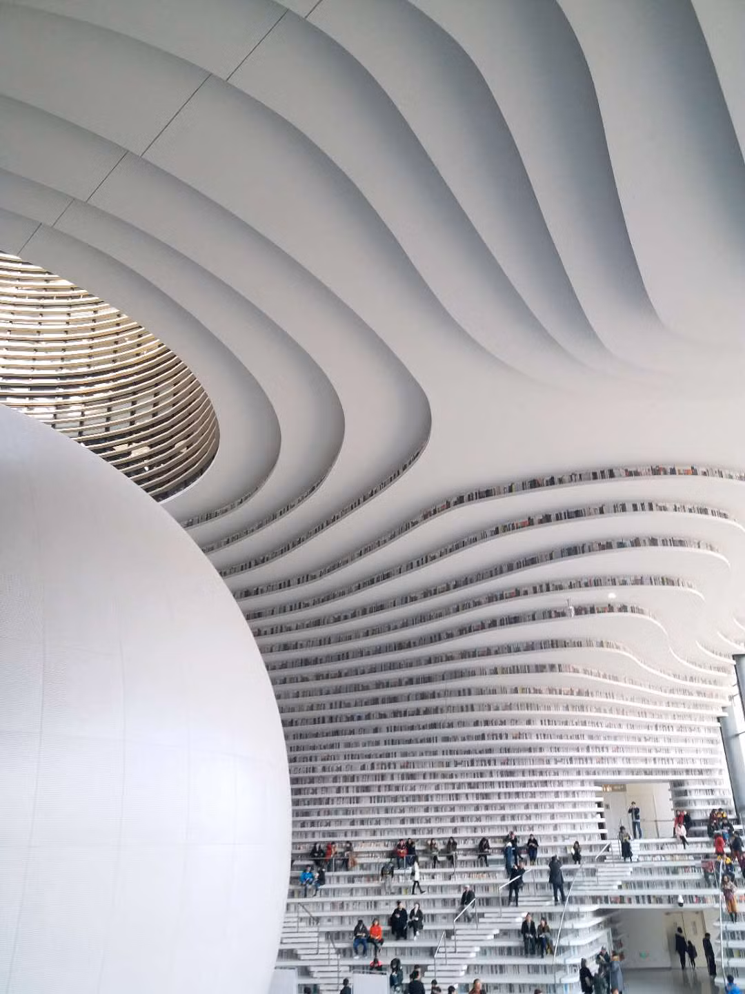 Một điều đặc biệt bên trong thư viện Tianjin Binhai, Trung Quốc, là "con mắt khổng lồ" được đặt giữa thư viện. Thư viện này có 5 tầng, lưu trữ khoảng 200.000 cuốn sách.