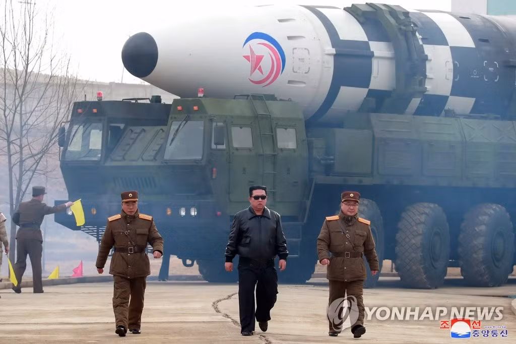 Trong video, ông Kim Jong-un mặc áo khoác da màu đen và đeo kính râm kiểu phi công, đi cùng các sĩ quan cấp cao.