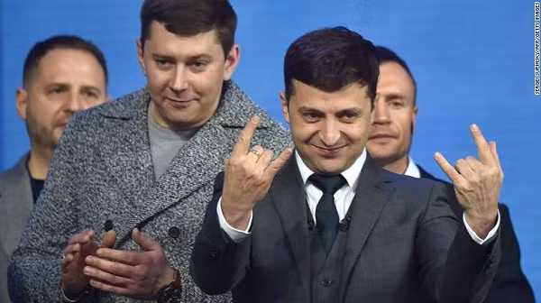 ... thế nhưng, cuối cùng ông lại giành chiến thắng áp đảo trước cựu tổng thống Petro Poroshenko với 73% phiếu bầu.