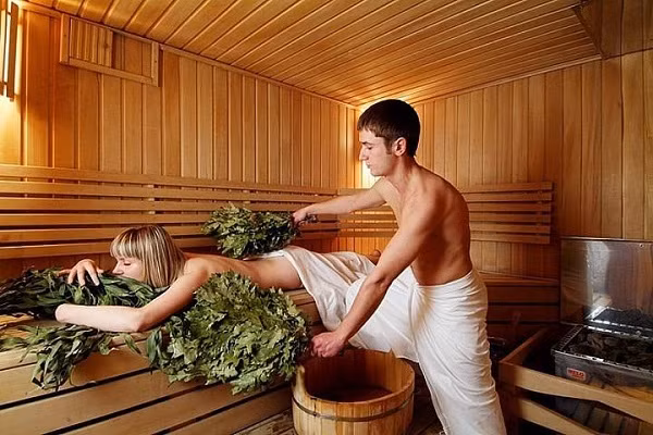 Khi tắm trong banya, người trải nghiệm sẽ "bị đánh" bằng chổi trong căn phòng đầy hơi nước gần 100 độ C.