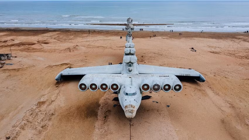 Chiếc wingship (phương tiện tác động mặt đất) trên bờ biển Caspi do Liên Xô sản xuất này có tên gọi là "Lun ekranoplan". Nó từng là một dự án quân sự của Liên Xô nhưng nay đã bị bỏ hoang.