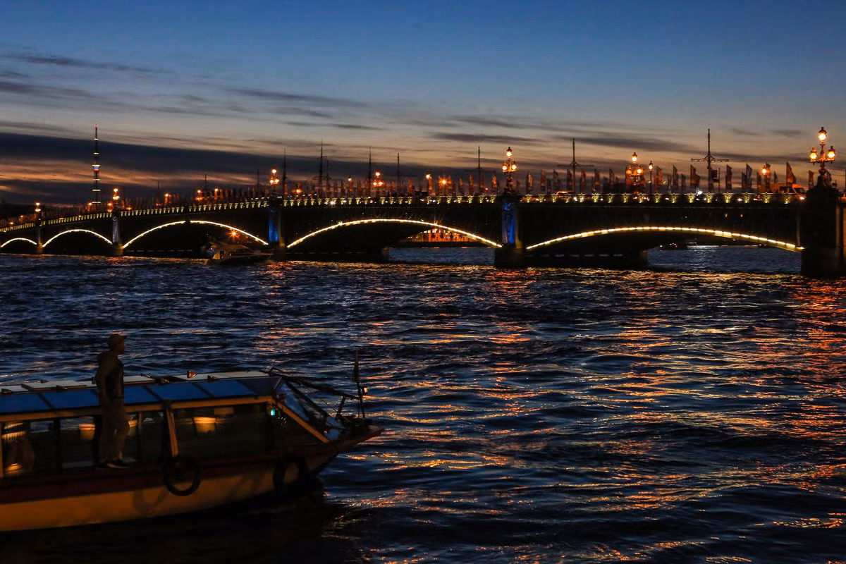 Người dân Saint Petersburg cũng thích tận hưởng thời gian đẹp nhất của thành phố bên dòng Neva.