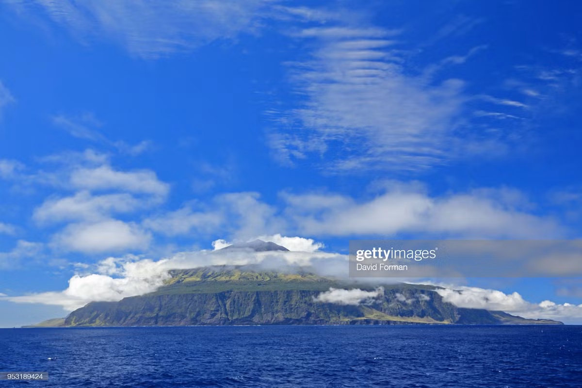 Edinburgh of the Seven Seas nằm trên đảo Tristan da Cunha, một hòn đảo núi lửa đang hoạt động ở giữa Nam Đại Tây Dương.