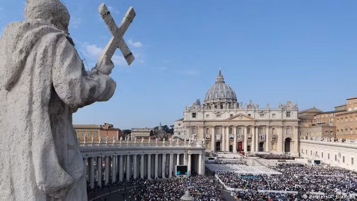 Trong khi Vatican là thuật ngữ thường để chỉ về lãnh thổ của một quốc gia, thì Tòa Thánh lại là thuật ngữ bao hàm ý nghĩa rộng lớn trên khía cạnh tôn giáo với cơ cấu điều hành trên 1,2 tỷ tín hữu trên toàn thế giới.