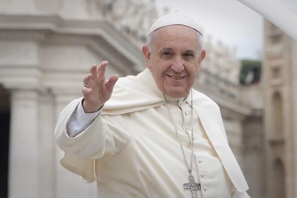 Giáo hoàng là Quốc trưởng, lãnh đạo chính phủ của Thành quốc Vatican và là vị vua không truyền tử, vua chuyên chế duy nhất tại châu Âu, nắm quyền lực tuyệt đối, bao gồm cả quyền lập pháp, hành pháp cũng như tư pháp đối với Vatican.