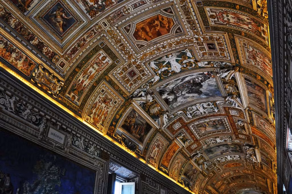 ... tuy nhiên, Thành quốc Vatican và Tòa Thánh là hai thực thể riêng biệt.