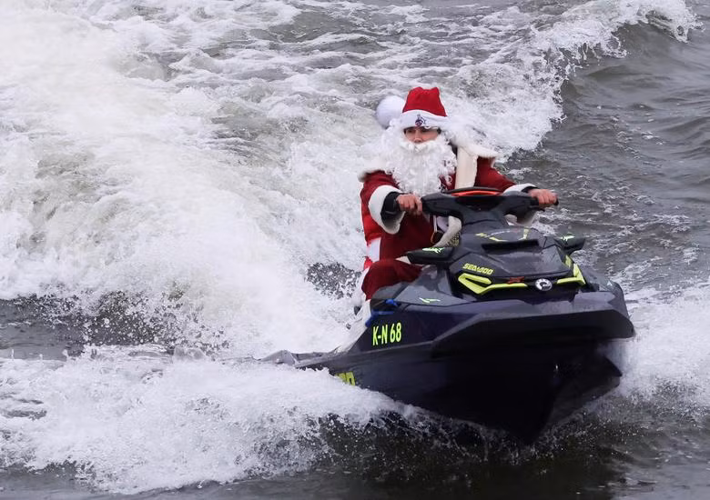 Cưỡi tuần lộc "xưa rồi", một ông già Noel ở Đức tự tin "cưỡi" mô tô nước trên sông Rhine.
