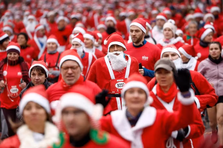 Những ông già Noel này đang cùng nhau tham gia cuộc thi chay tại con phố ở gần thủ đô Paris, Pháp.