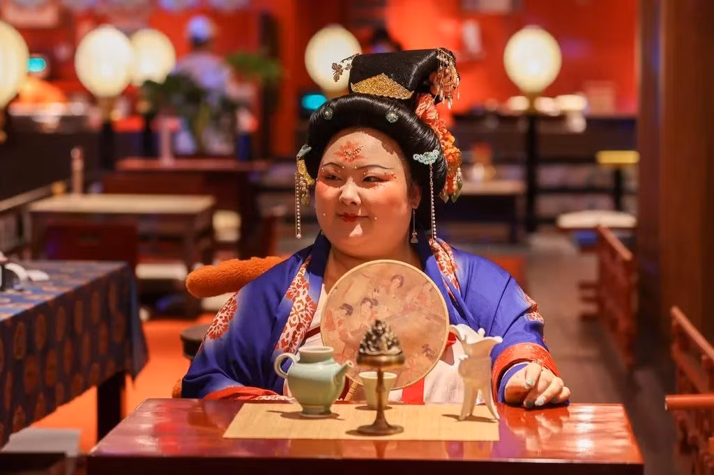 Vương Vũ năm nay 28 tuổi, có niềm đam mê với lịch sử và Hán phục Trung Hoa...