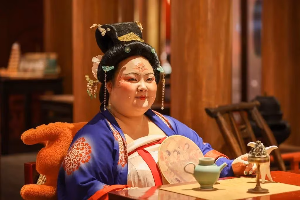 Thời gian gần đây, cộng đồng mạng Trung Quốc dành nhiều sự quan tâm trước màn hóa trang Dương Quý Phi của một cô nàng mũm mĩm tên Vương Vũ.
