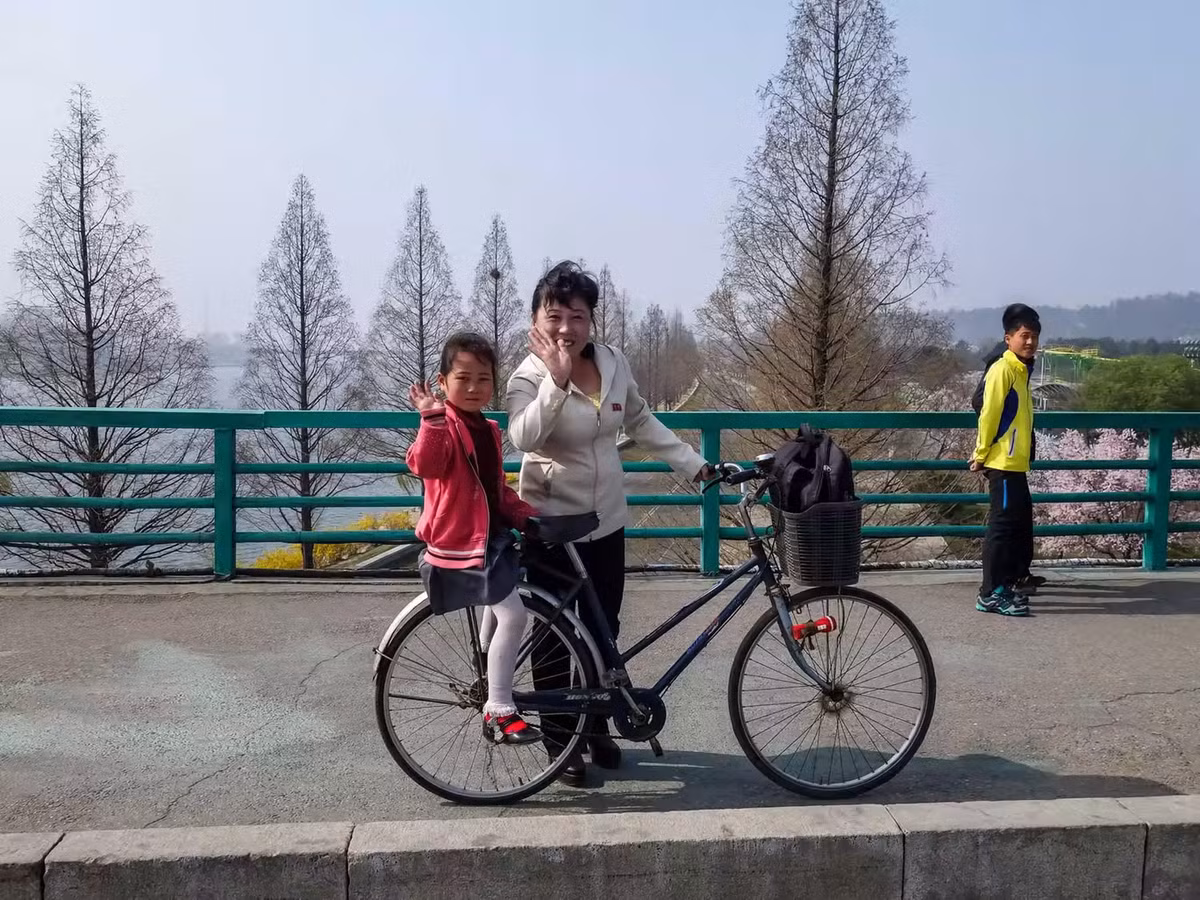 Trong tổng số 25.554 km đường ở Triều Tiên, chỉ có 724 km được trải nhựa, chiếm tỷ lệ ít ỏi 2,83%.